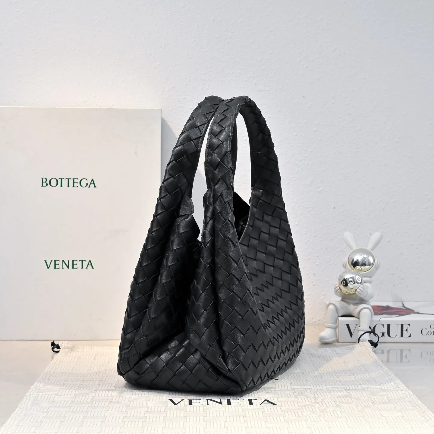 Batch 2160 new products are coming! BOTTEGA VENETA Bottega Veneta's 2025 new Campana shoulder bag is on the market~ First of all, I would like to praise the weight of this bag. As a not too small bag, it is very light for daily use. For people like me who need to carry a lot of belongings when going out, this advantage is great, and it greatly reduces the burden of traveling. 🛍️The shape is a bit like a combination of parachute and jodie. The blunt triangle shape is cute and honest. Carrying it on your back when going shopping is a good mood accelerator. The handles and body of the bag are both classic weaves. A tie is added to the original open design. If it is not tied up, the bag will look like a small vegetable basket when carried. Style number: 4249 Size: 33*20*16.5cm